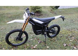 Talaria Komodo L3e 32kW, černá bílá, elektrická enduro motorka